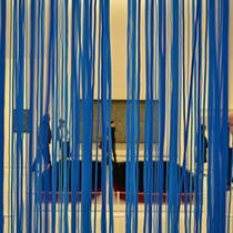 Pénétrable BBL Bleu, édition Avila 2007 n°1/8, 1999, 365x400x1400 cm, PVC, métal laqué, collection Avila, Paris.